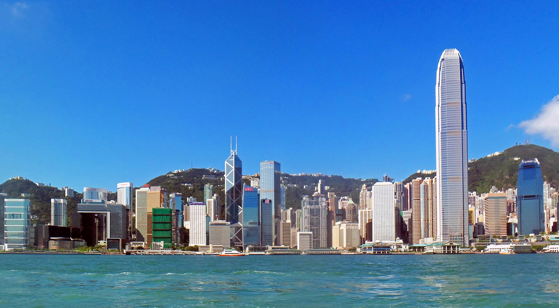 从维多利亚港看香港中环与国际金融中心的黑白实景摄影